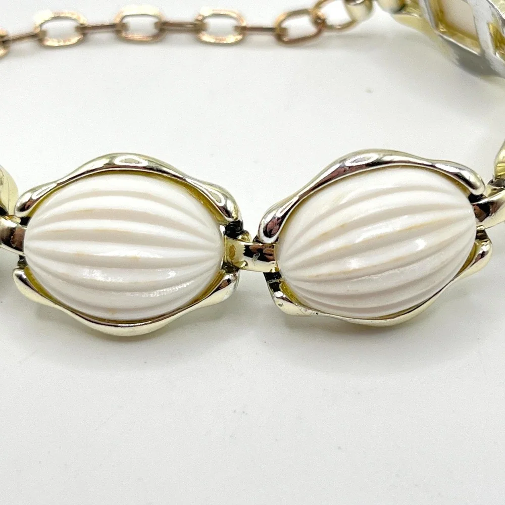 Vintage White Ridge Oval Plastic Cabochon in Gold Tone Frame Link Bracelet 7